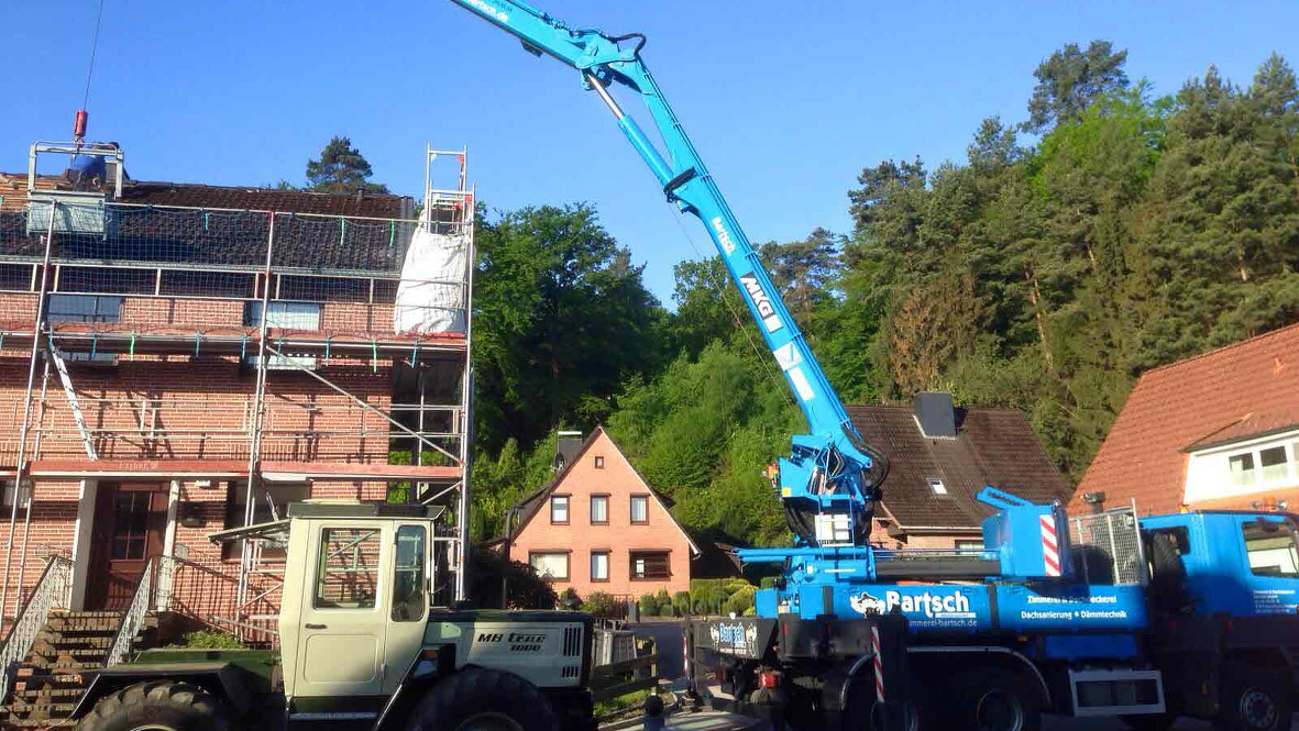 Dachsanierung Kran im Einsatz